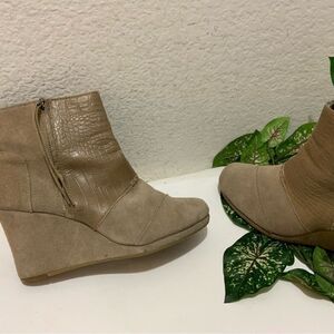 Toms Desert Wedge High Zip Up Womens 9 Taupe Suede Embossed Croc Ankle Boots